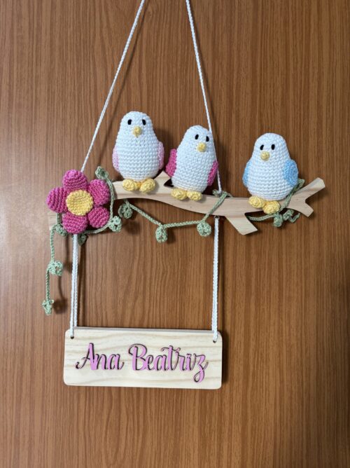 Porta Maternidade Amigurumi – Galho com Passarinhos | Crochê Personalizado